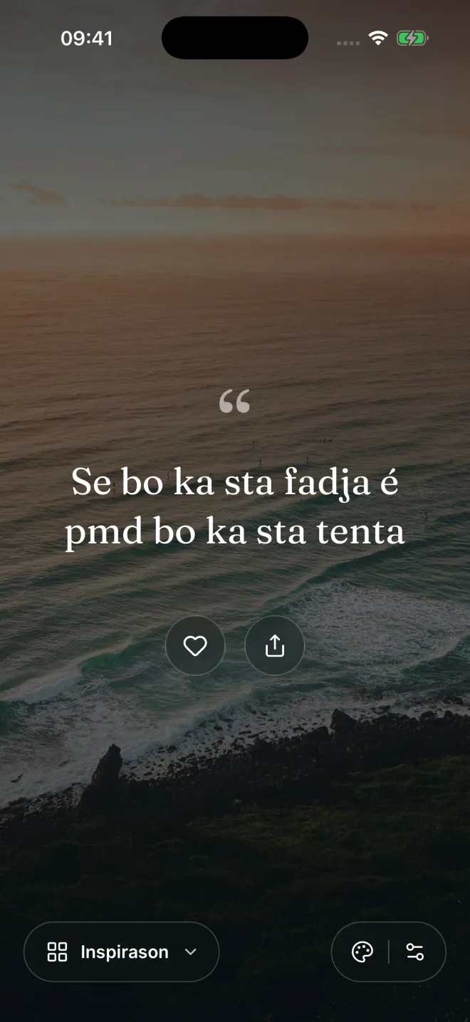 A app Pensador Kriolu a mostrar uma frase em Kriolu sobre uma fotografia do mar